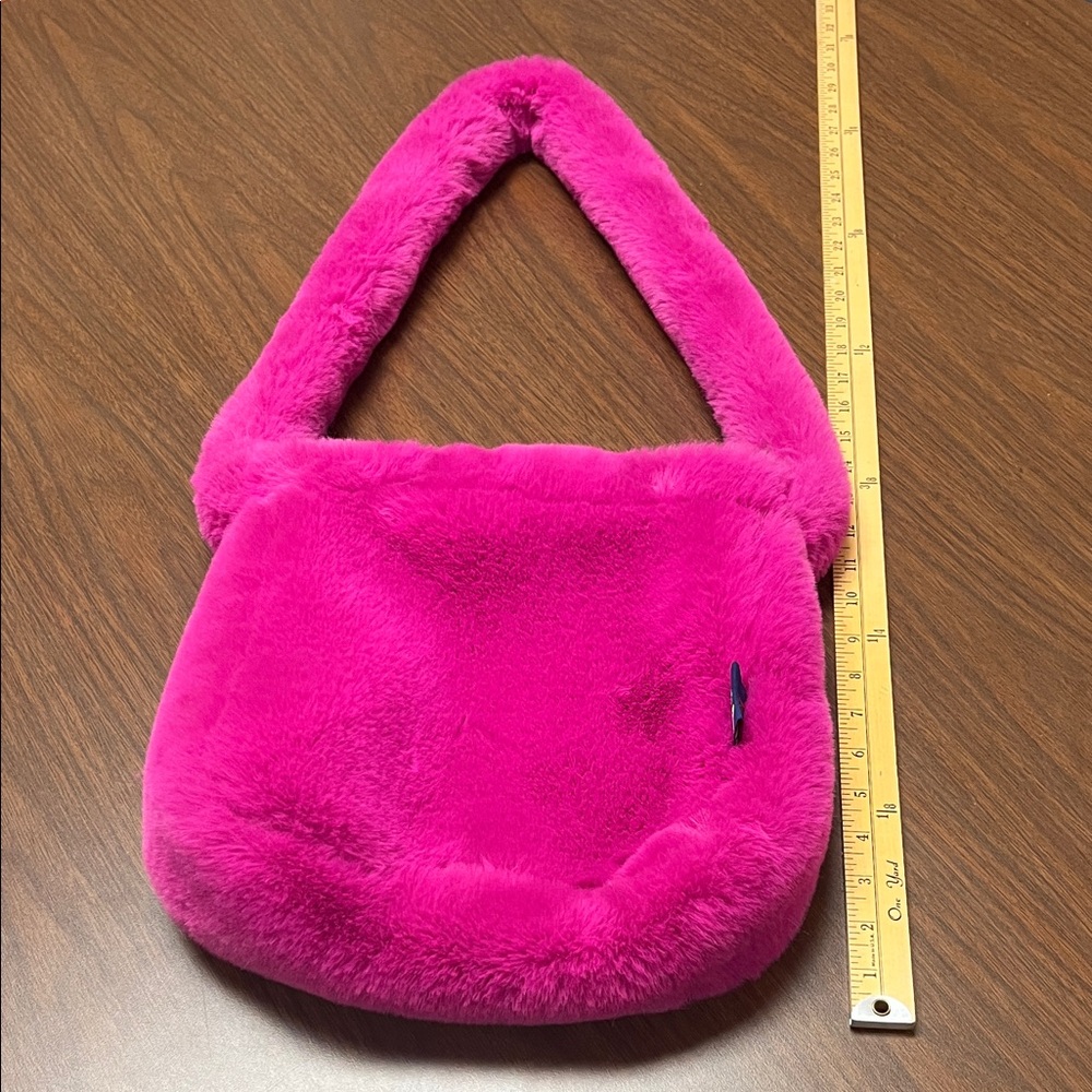 UNIF Faye bag in hot pink faux fur - Picture 10 of 11
